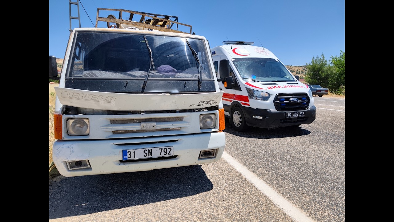 Kamyonet ile motosiklet çarpıştı: Hayatını kaybetti