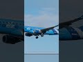 Breeze air embraer 175 landing at San Jose mineta international airport