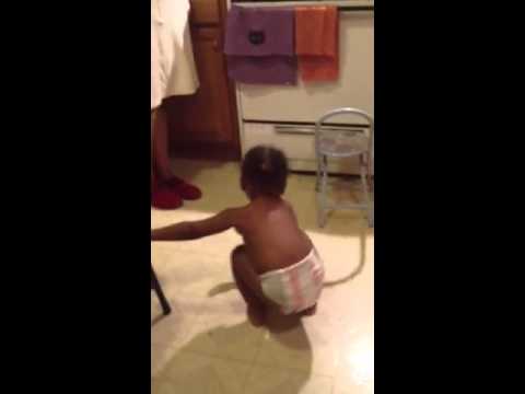 song dancer 2yr old singing and dancing to Nicki minaj - I b in the trap