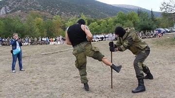 Xem Lính Đặc Nhiệm Nga Ngố Dùng Chân Đá Cong Thanh Sắt