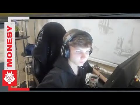как монеси держит мышку?