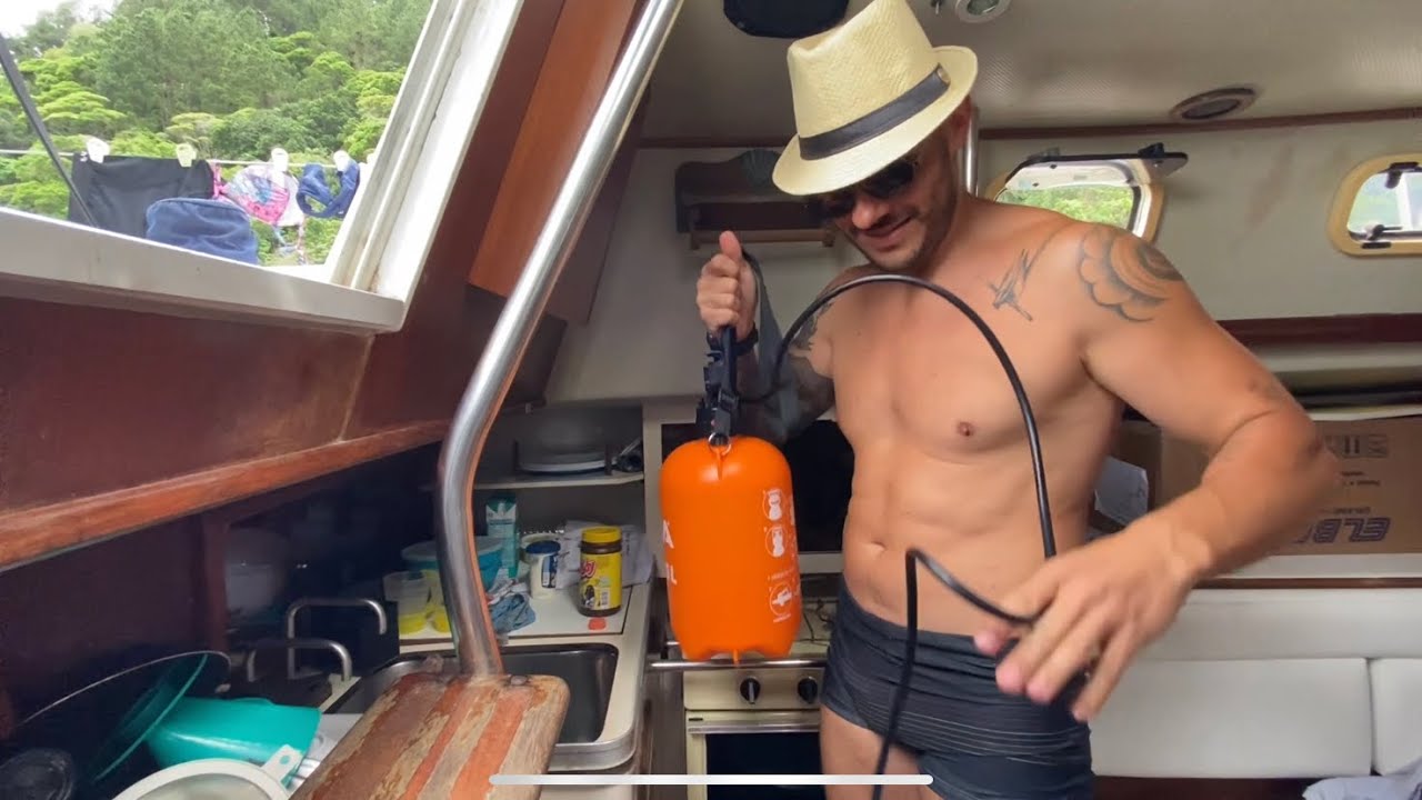 COMO TOMAR BANHO MORANDO NUM VELEIRO - UBATUBA