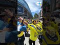 Así animan los aficionados amarillos a las afueras del Estadio de Riazor