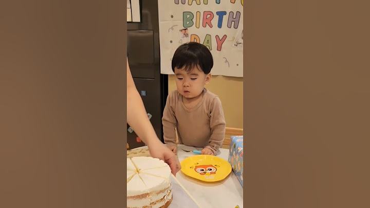 자신의 생일 케이크가 조각나는 것을 보는 두돌 아기의 반응❤️