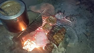 MONTAMOS UM ACAMPAMENTO NA BEIRA DO RIO TEVE PEIXE FRITO BAIÃO DE DOIS MUITA FARTURA