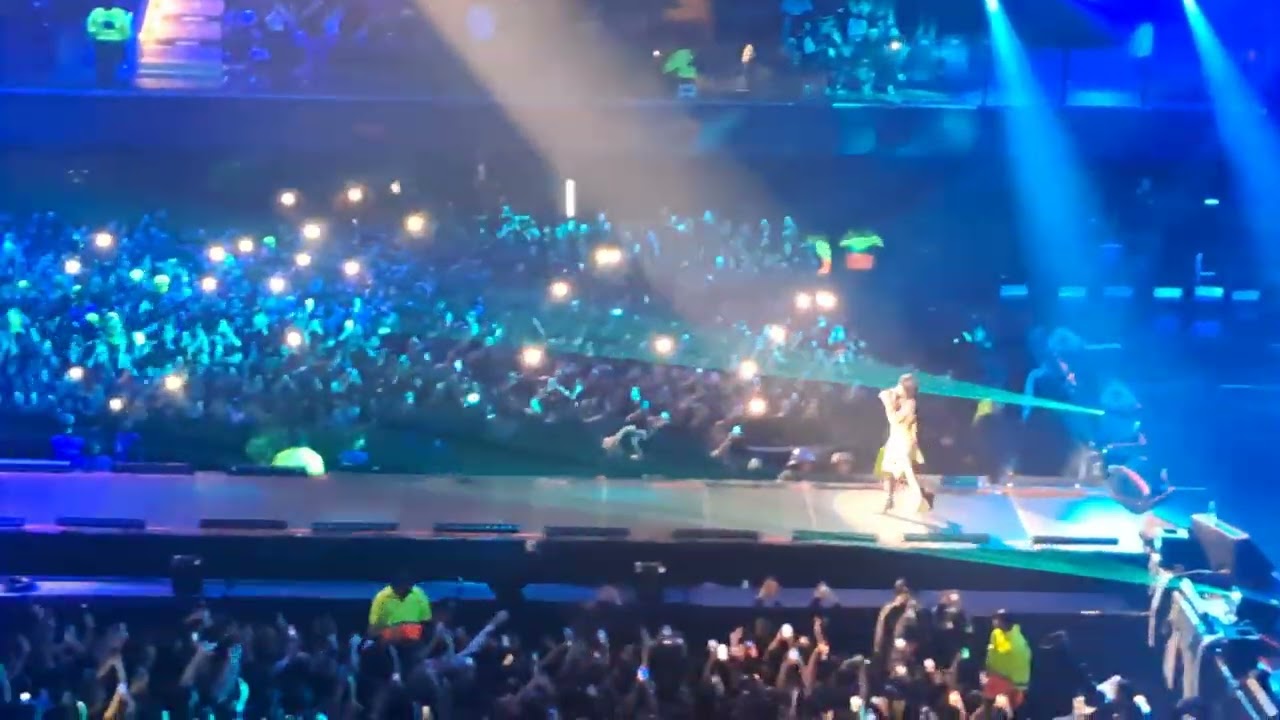 C.R.O - AFTER HOUSE FEAT. CAZZU (VIVO MOVISTAR ARENA 2025)