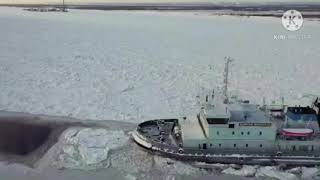Якутия. ледокол на реке Лена 2020