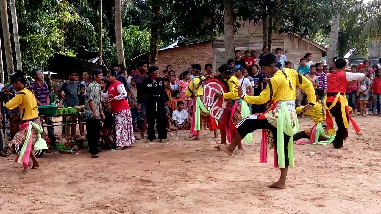 Acara kuda lumping di pawan desa rambah tengah hulu 