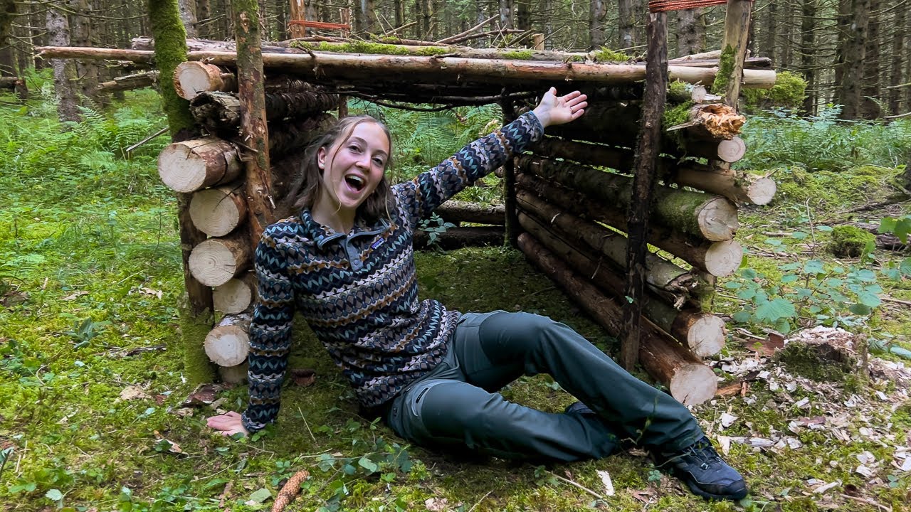 Девушка-одиночка строит домик в лесу | Только ручные инструменты