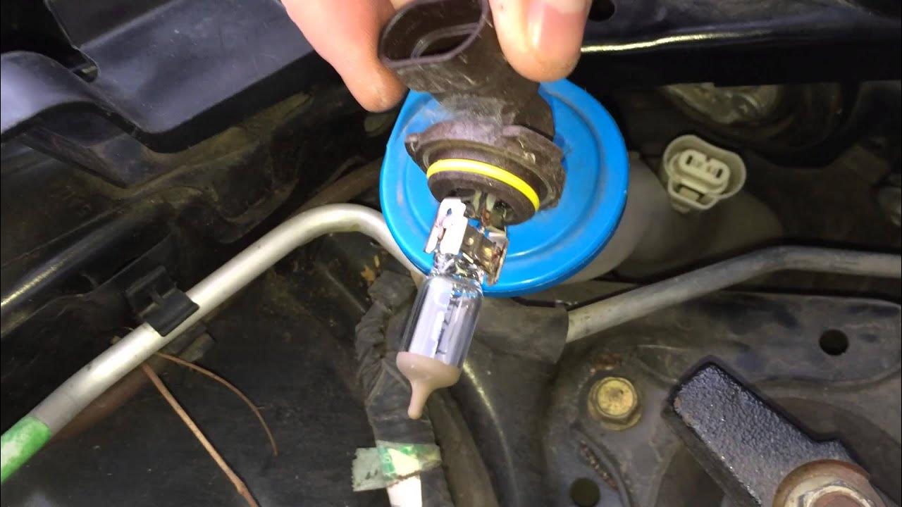 Как поменять лампочку хонда цивик How to Replace a Headlight Bulb in a 2001-2005 Honda Civic (Driver Side) - YouTu
