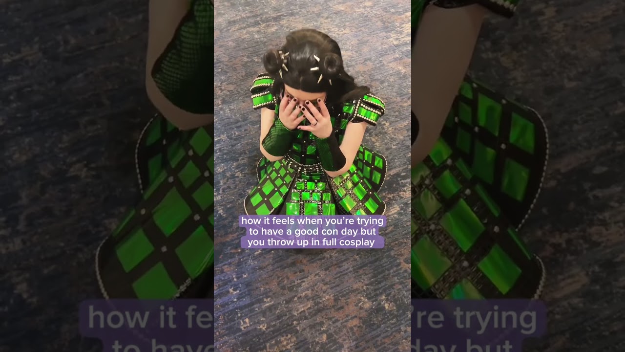 Only one thing can ruin a perfect cosplay day! #cosplayfail #comicon #sixthemusical #cosplay