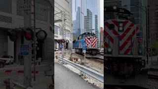 Metra train ABSOLUTELY SCORCHES horn in crazy horn show at Canal Street