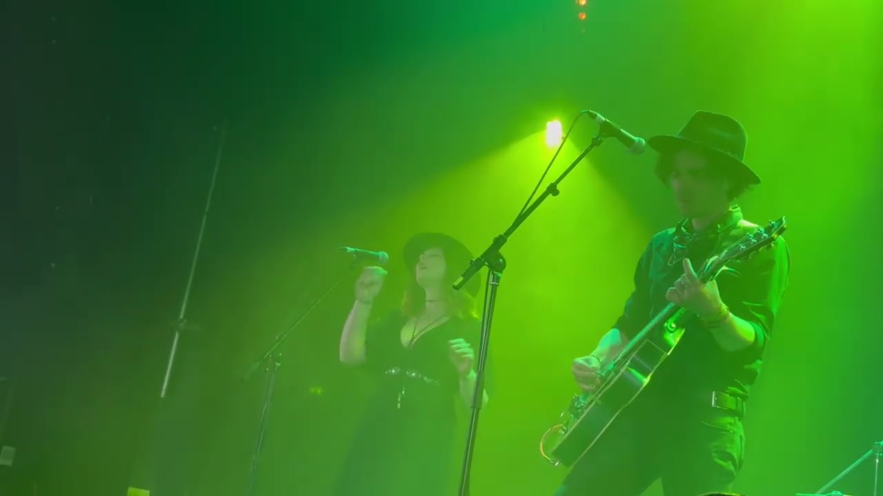 Saint Senara - Backyard Queen (live) - Mad Dog Mcrae Weekender 2026, Exeter Phoenix, 4 April 2026 bekijken op YouTube Saint Senara - Backyard Queen (live) - Mad Dog Mcrae Weekender 2026, Exeter Phoenix, 4 April 2026 bekijken op YouTube