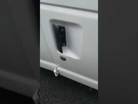 वीडियो: आप चेवी ट्रक के दरवाज़े के हैंडल को कैसे बदलते हैं?