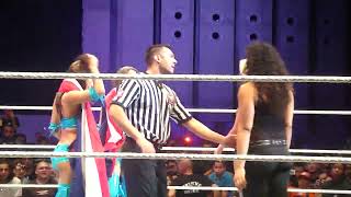 Les Bella Twins font leur entrée avant d'affronter Maryse et Tamina au Raw Live St Etienne 2010 screenshot 4