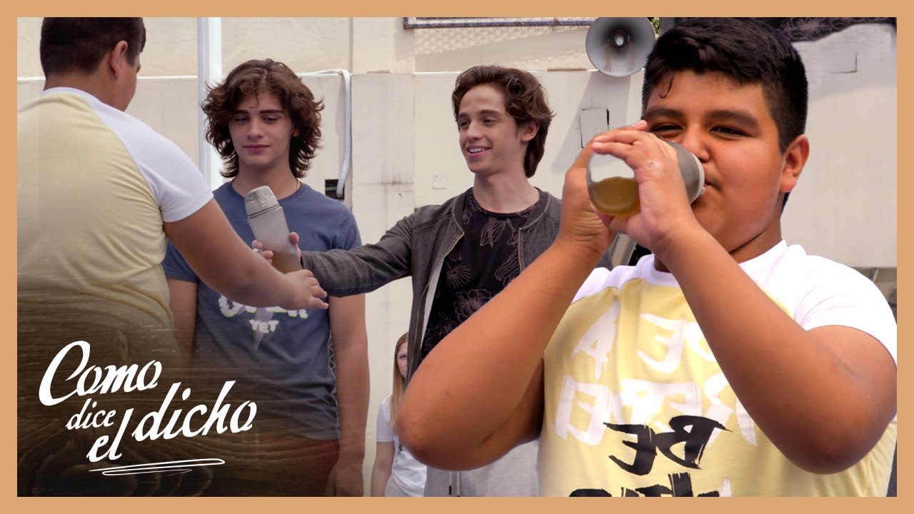 Emiliano tiene sobrepeso y sus compañeros le dan a tomar pipí | Como dice el dicho 1/5 |  Grande...