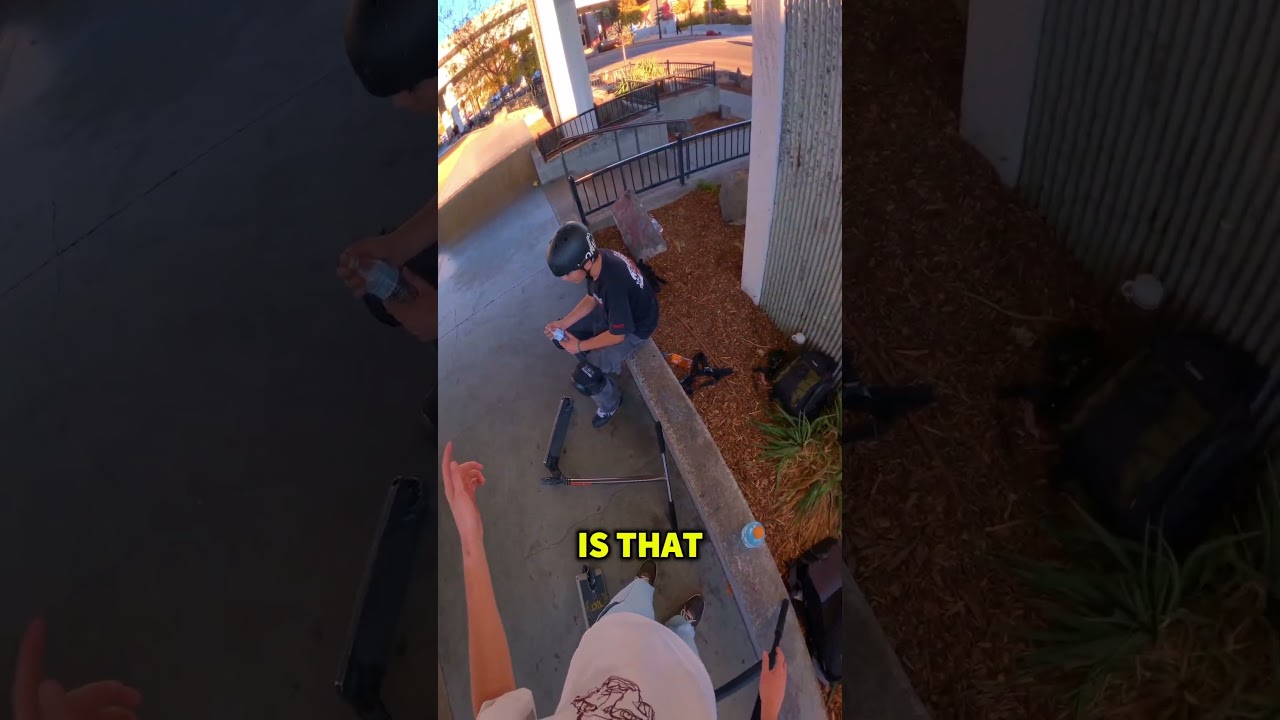 Этот парень просто виртуозно катается на скутерах.