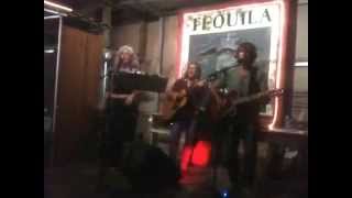 Emanuela Guarnieri Y Los Dos Hotel California