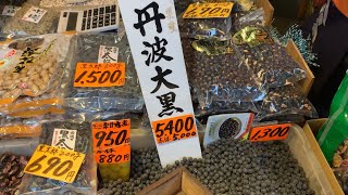 【黒豆】柔らかく戻す　うす蜜で炊き本蜜に漬けかえる　北海道産と丹羽産　築地場外市場で買い付け
