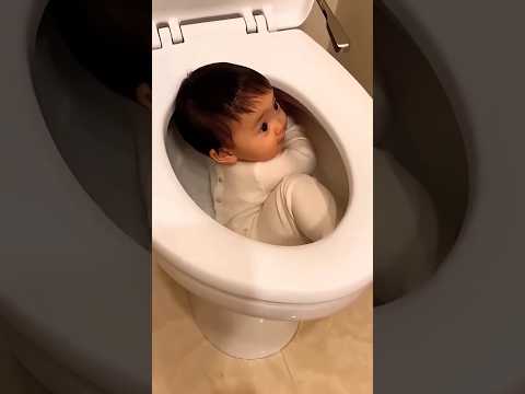 Funny baby 🚽