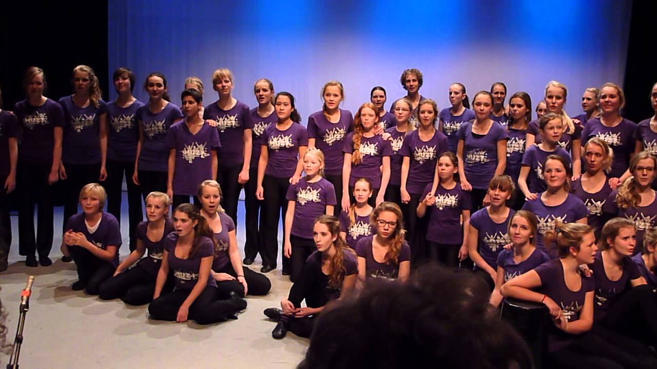 Muzt zingt Krijg toch allemaal de klere (met scene) uit Ciske