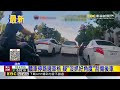 轎車停路邊車格 疑「沒抓好角度」刮傷後車@newsebc