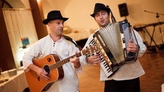 Hráme na slovenskej svadbe (Neďaleko mlyna, Dedinka v údolí, Krčmárik maličký) chords