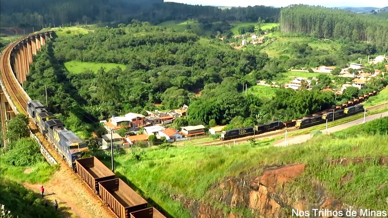 3 Trens em níveis diferentes circulando em Jeceaba