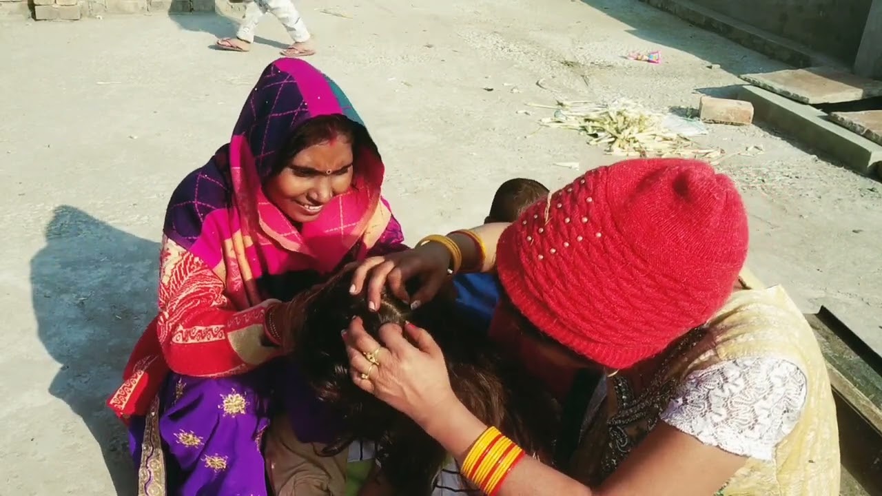 Group Nitpicking In Long Hair