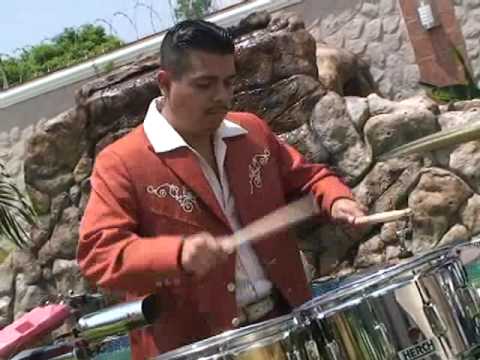 Watch the video for Rey Sin Reina