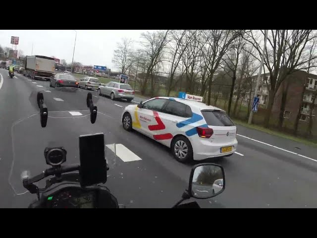 AVD motorrijles: Levensgevaarlijk invloegen op de snelweg, daar worden we niet blij van! class=