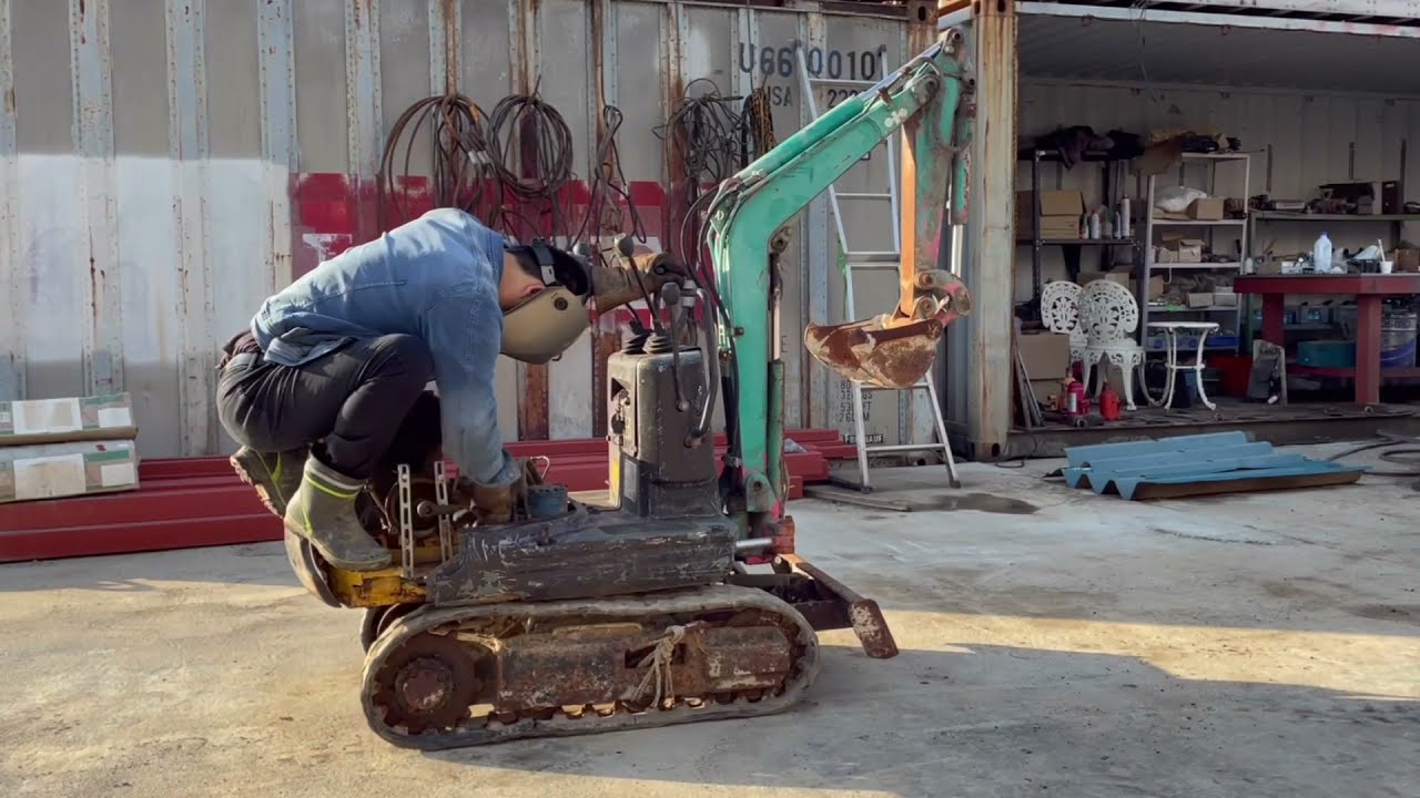 コマツpc02-1a ミニユンボ、ジャンク 手回しユンボ⁉︎ 人力パワーショベル ジャンクミニユンボ コマツ PC02