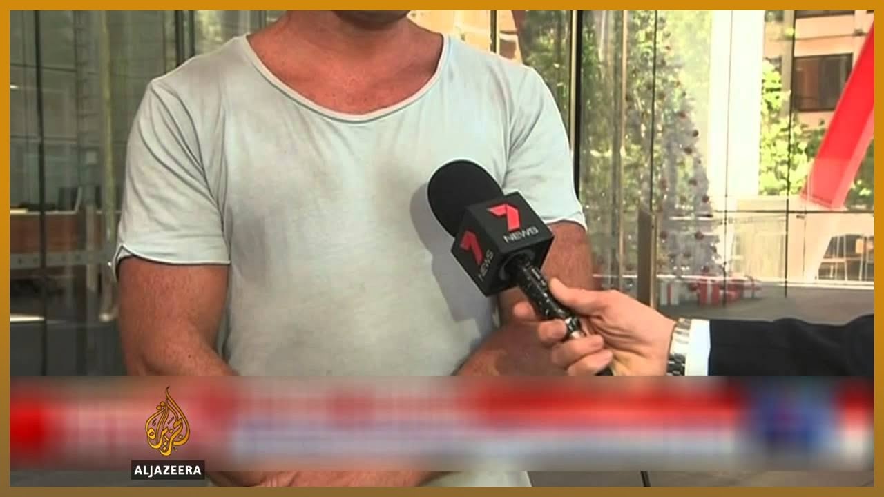 الشاهد: المسلح طويل القامة، في الأربعينيات من عمره