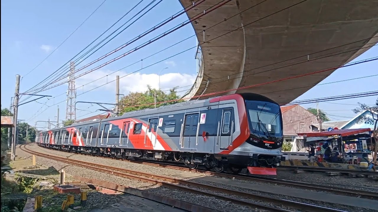 Super ngebut krl cummuter line di bawah fily over bogor pagi hari ramai krl cummuter line lalu lalan
