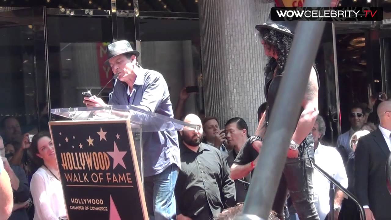 Уморительная речь Чарли Шина на церемонии вручения наград гитариста Слэша «Аллея славы» оскорбляе...