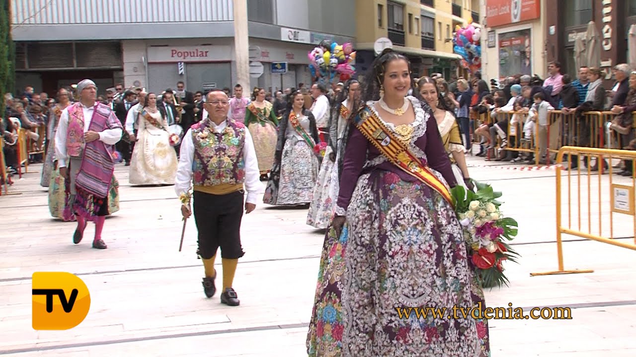 La Dénia fallera rendeix homenatge en l'ofrena de flors a la Mare de Déu