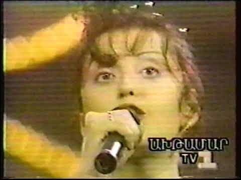 Mushuk va obekt Sochlarini orqadan ushlab turgan erkakning fotosurati.