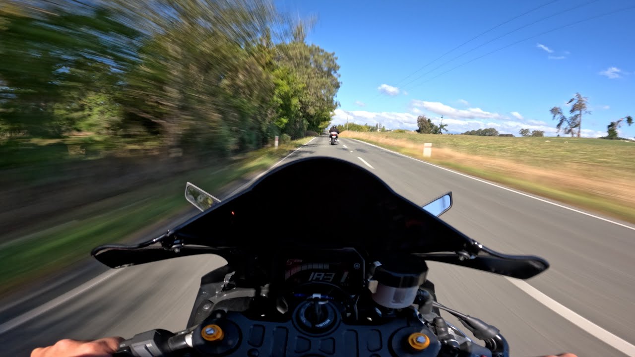 2022 Yamaha R7 vs MT-09