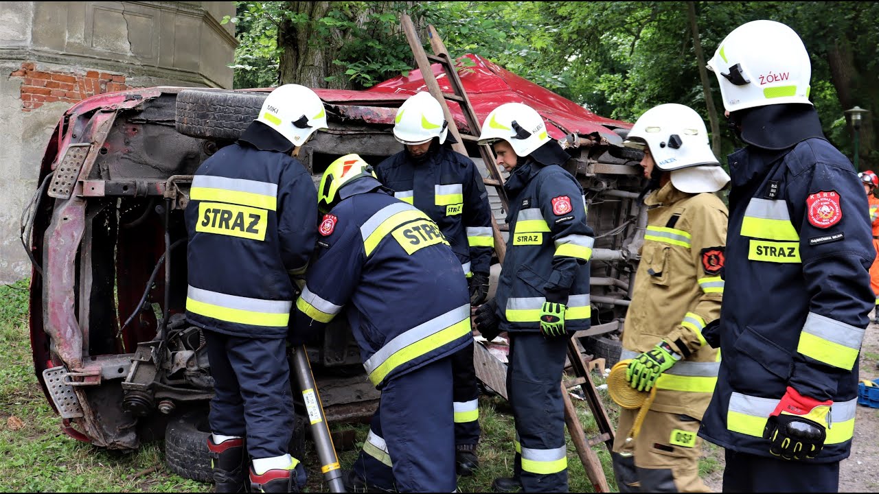 Poważny wypadek busa w Dąbrówce Wielkopolskiej - akcja ratunkowa z bliska.