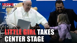 ITALY | Little girl takes center stage with Pope Francis during his speech