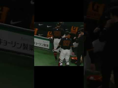 ブラックユニフォーム岸田行倫や丸佳浩のベンチ前の姿【 読売ジャイアンツ対 広島カープ2024年4月13日】