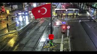 Yağmura Teslim Olmuş İstanbul Akşamında, Rayların Üzerindeki Tramvay Şehrin Kalbine Doğru Süzülüyor.