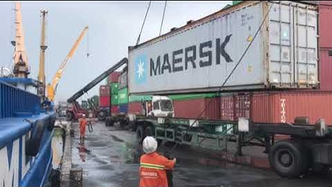 Xếp hàng xuất xà lan tại cảng Transimex