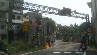 111/3/20日桃園市中壢區德育路平交道1198次900型亮光銀區間車