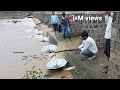 बारिश में चढ़ने वाली मछलियों को पकड़ने का यह अनोखा तरीका। fish hunting || monsoon fishing