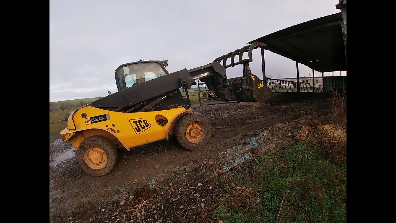 John Deere 6125R, JCB 520-40 ,,Kydání kravínů,,