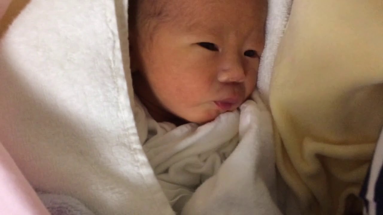 新生児が寝ながらしゃっくりして面白い【生後4日の赤ちゃん】Hiccups new born baby YouTube