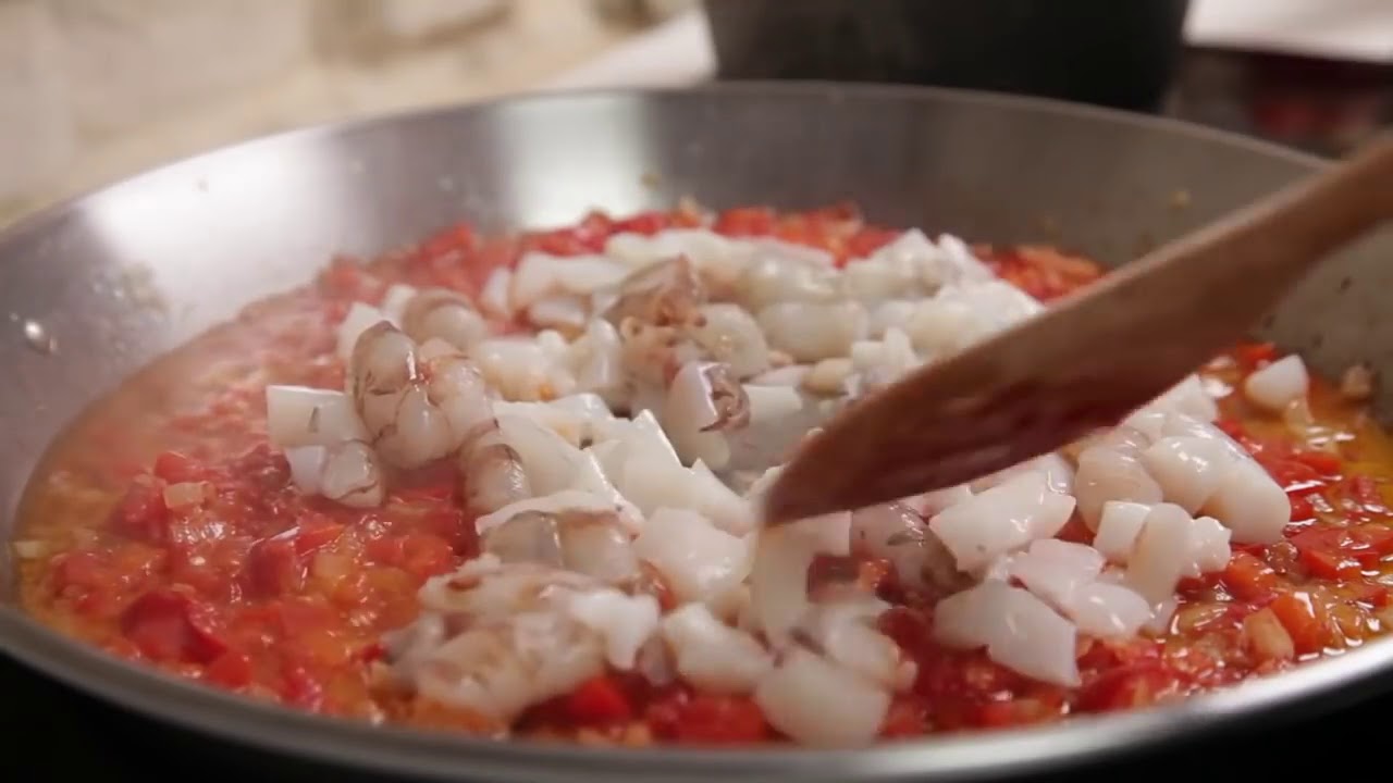 Rica paella de marisco para hacer en casa - YouTube