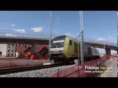 Vlak pelje pod nadvozom v Ljutomeru