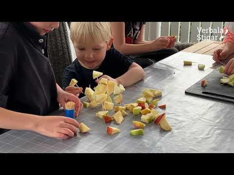 Video: Hur Man Bakar äpplen För Ett Barn